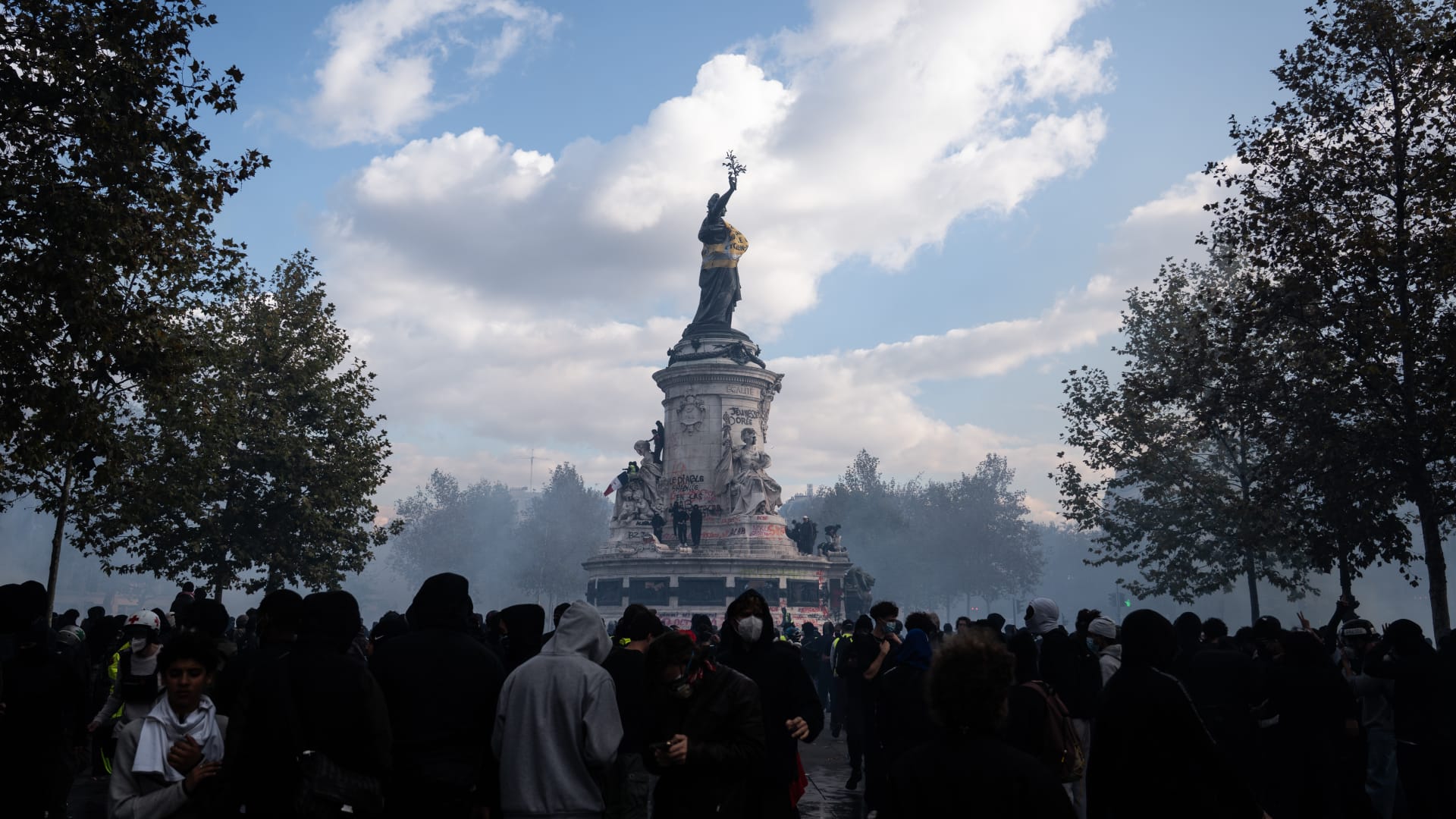 French Stocks and Bonds Fall Amid Public Unrest