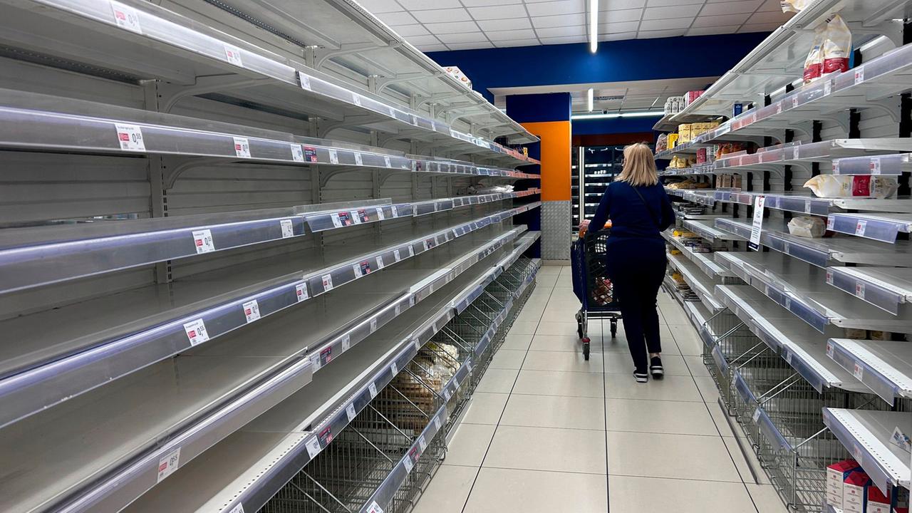 Food distribution disrupted by protests in southern Italy