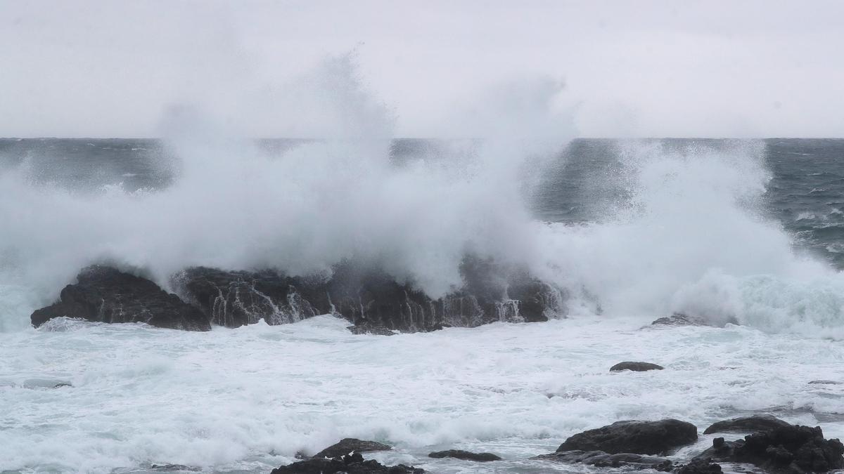 Typhoon Champi disrupts Taiwan with closures, flight cancellations and casualties