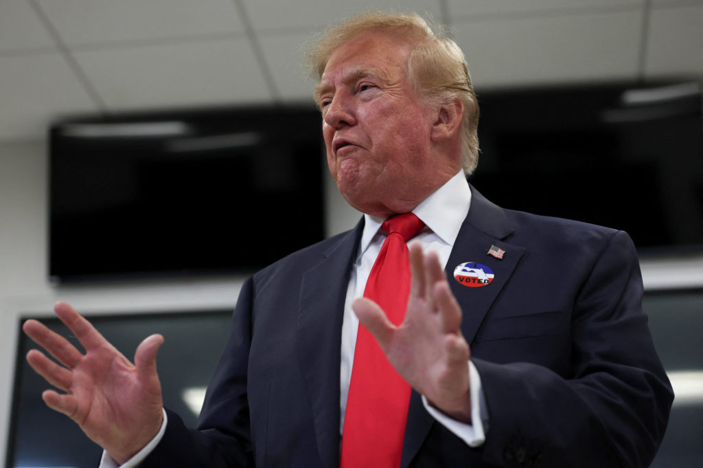 Trump vota in anticipo in Florida per le elezioni di metà mandato negli Stati Uniti