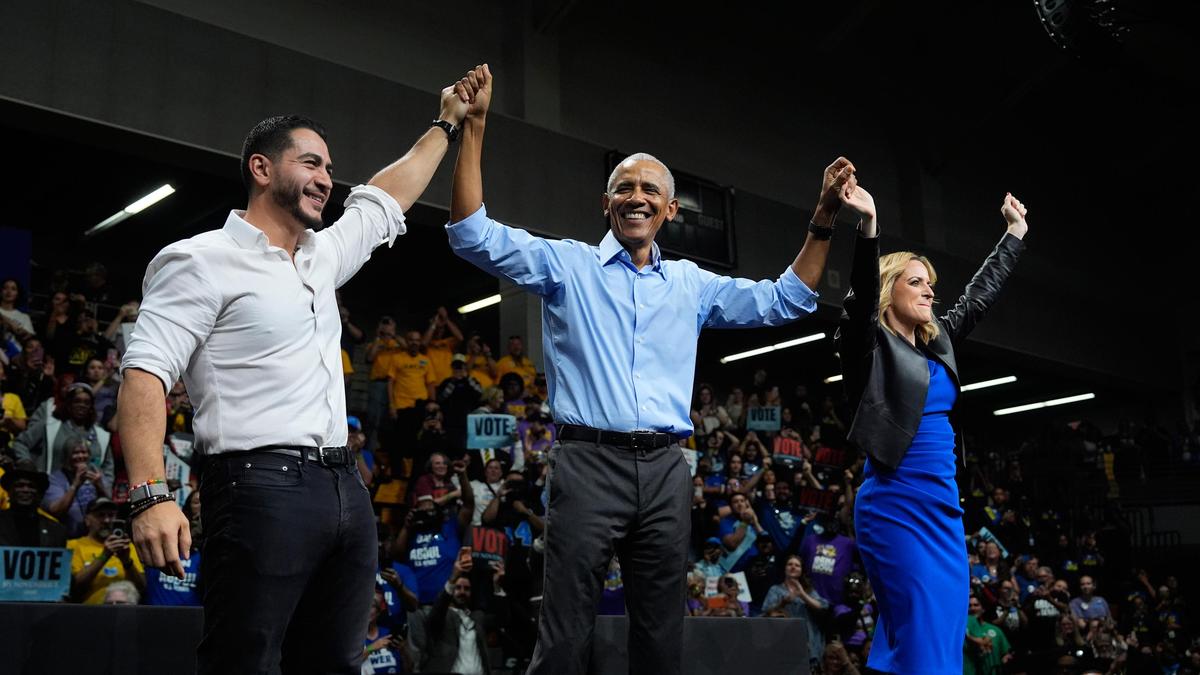 Obama in campagna elettorale per i Democratici in Ohio e Michigan, attacca gli alleati di Trump