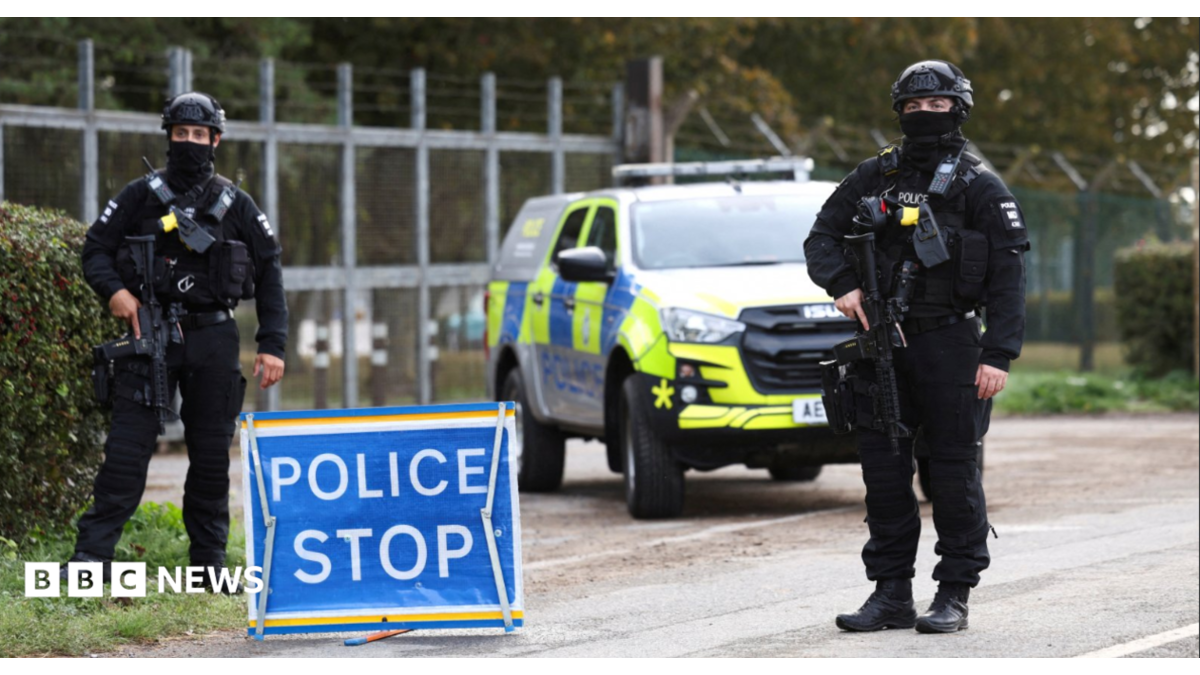 Due uomini incriminati ai sensi della legge sulla sicurezza nazionale britannica dopo un incidente alla RAF Fairford
