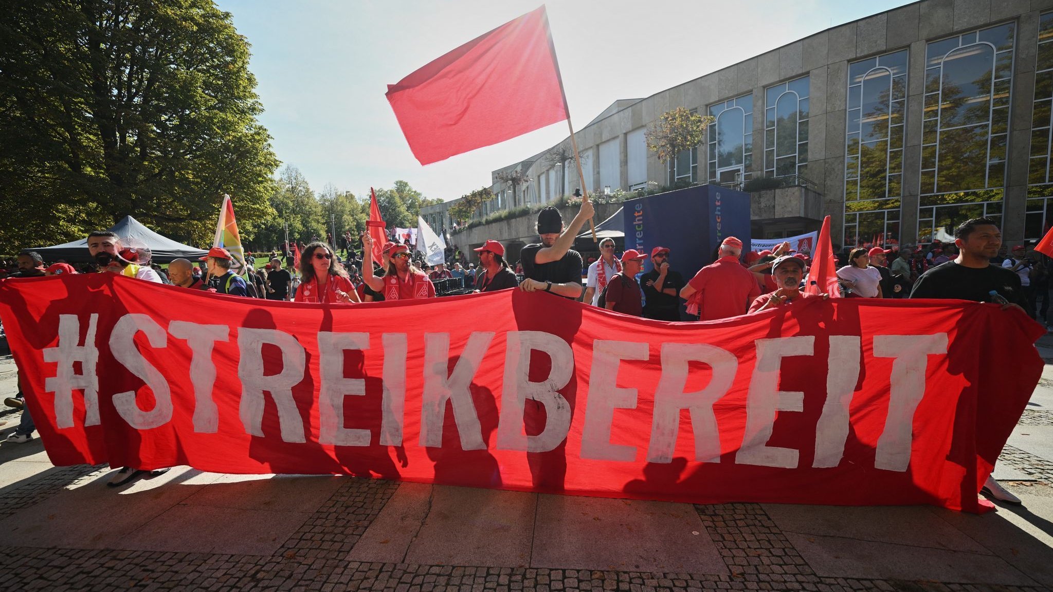 IG Metall Rejects First Offer as Warning Strikes Become Possible