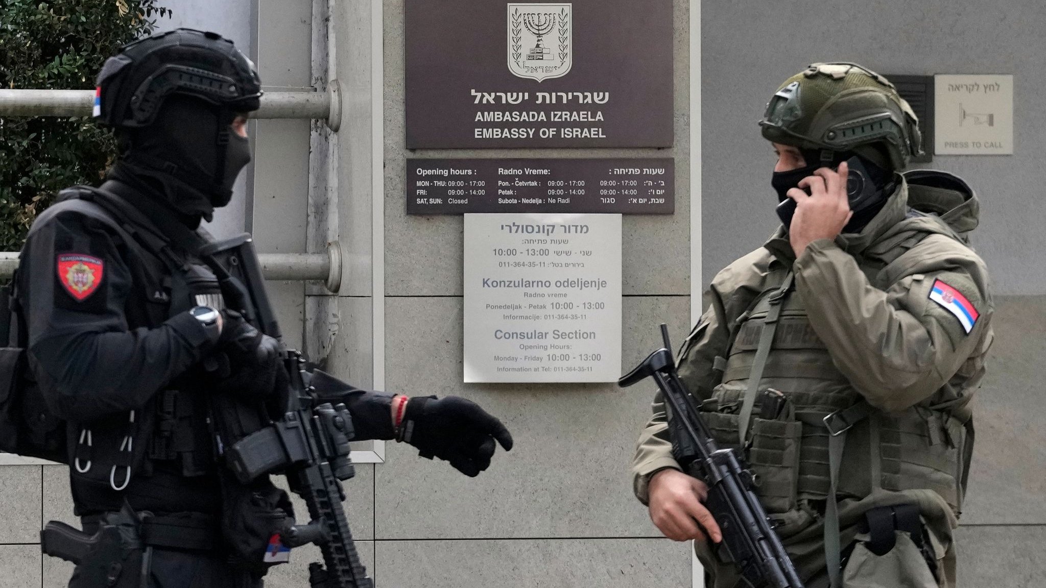 Assalitore ucciso dopo un attacco con coltello fuori dall'ambasciata israeliana a Belgrado