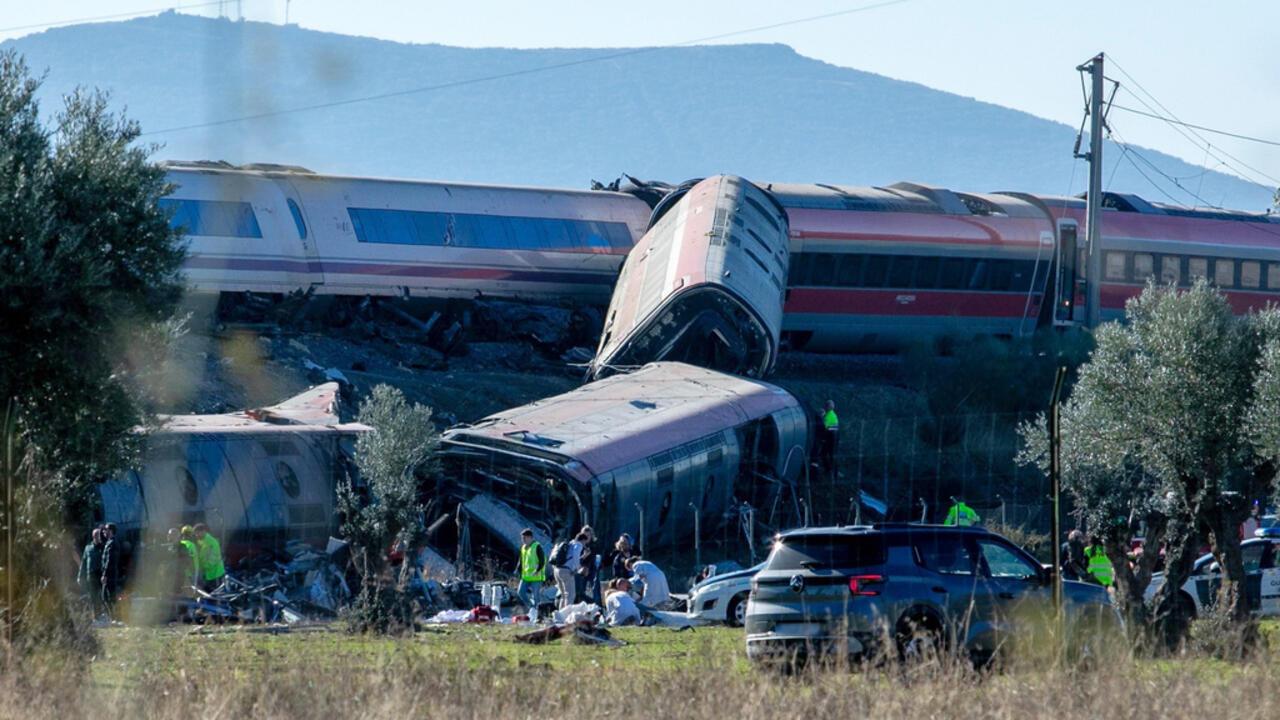 Due treni ad alta velocità si scontrano in Spagna