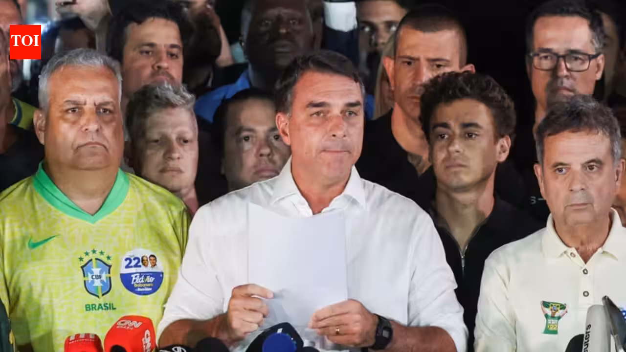 Flávio Bolsonaro rivendica lo status di "vero presidente" del Brasile dopo la sconfitta al ballottaggio