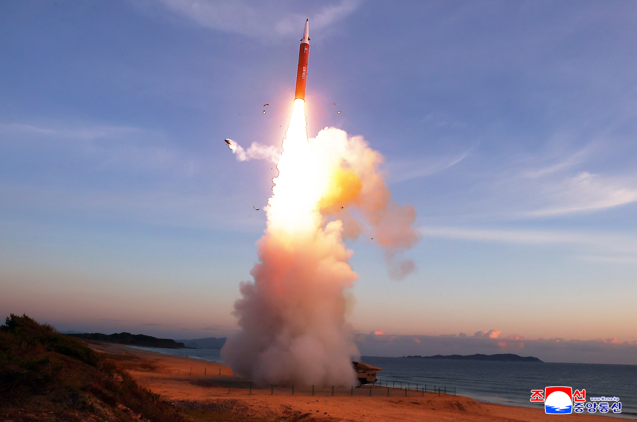 La Corea del Nord lancia circa una dozzina di missili balistici verso il Mar Orientale