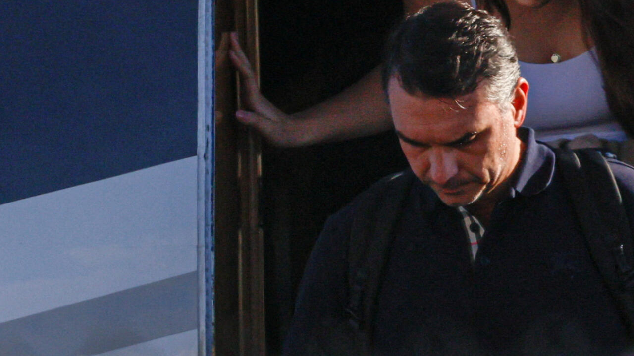 Flávio Bolsonaro leaves Brazil after election defeat amid investigations