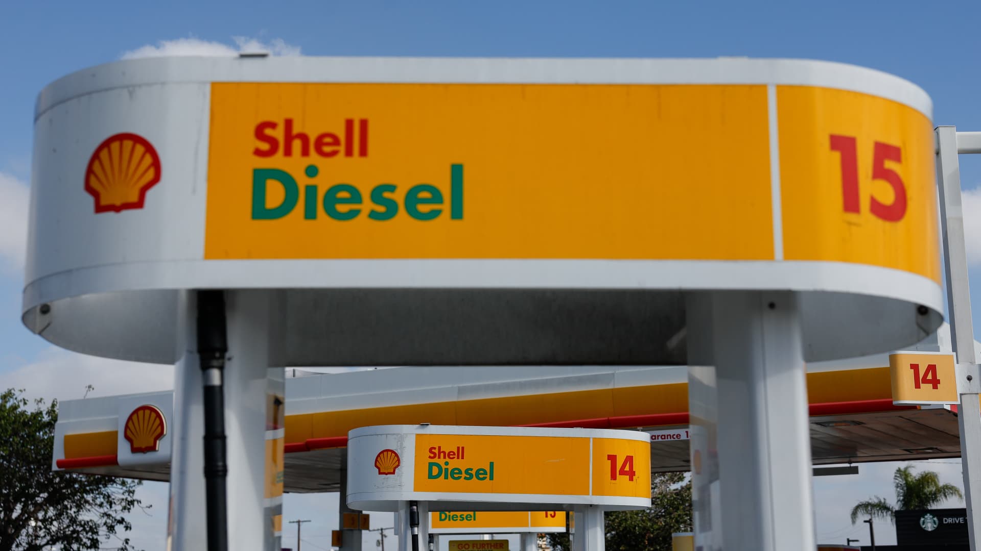 Secondo Bloomberg, Shell ha registrato il secondo miglior utile di sempre grazie ai margini di raffinazione record