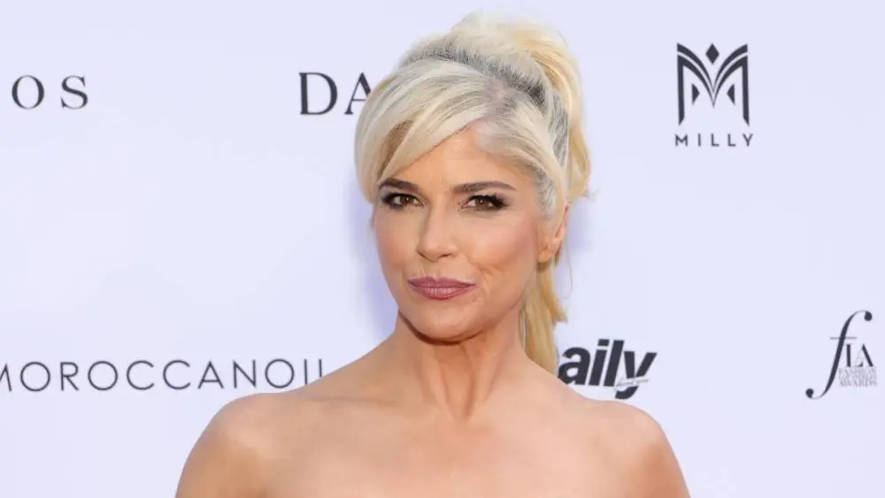 Selma Blair si scusa in un video per il presunto incidente in aereo