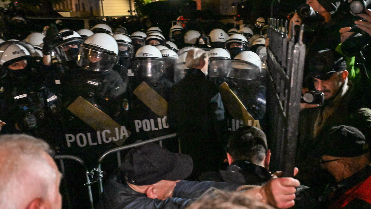Poland Constitutional Court Standoff Brings Protesters and Police to Building