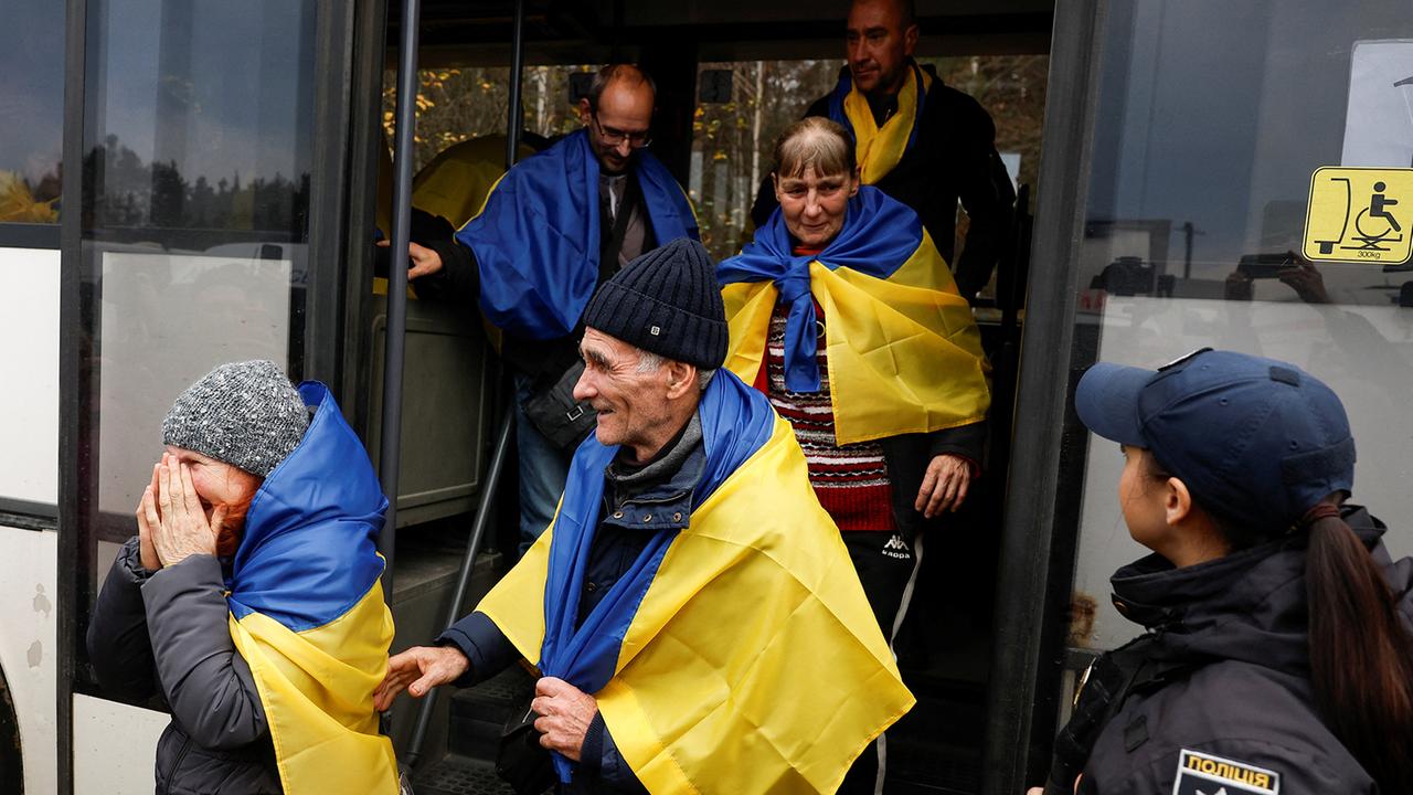 Evacuati da Oleshky raggiungono il territorio controllato dall'Ucraina