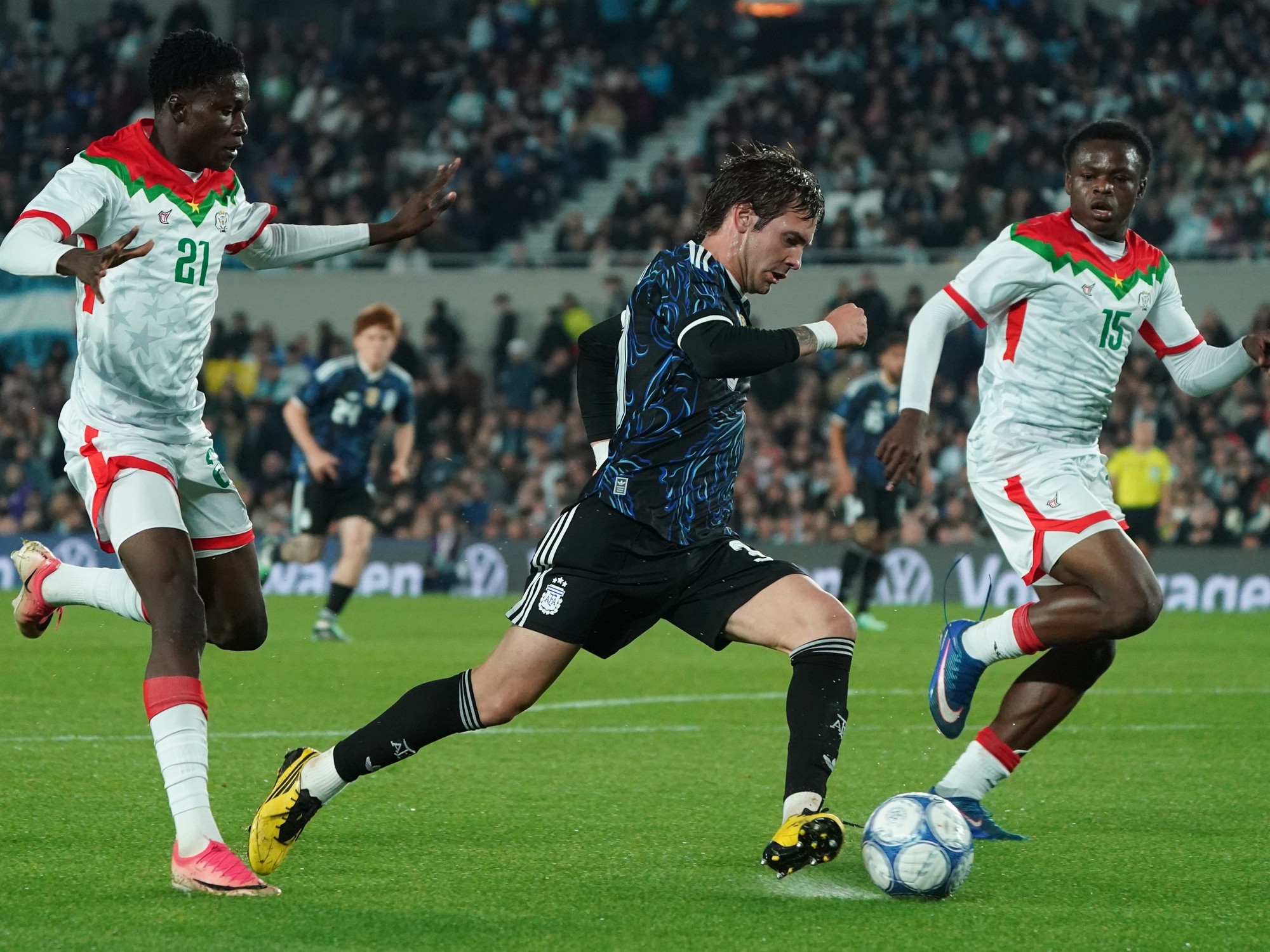According to Clarín, Argentina thrashed Burkina Faso in a friendly marked by doubts
