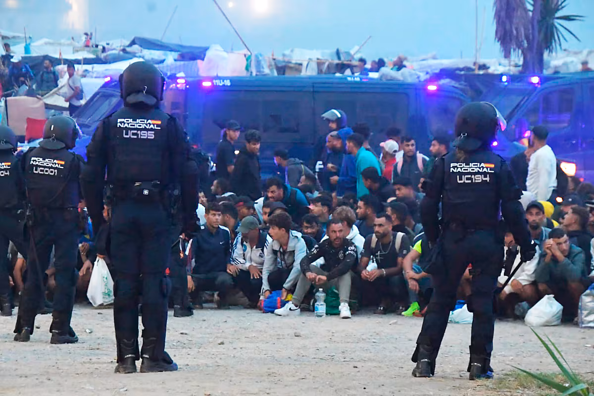 According to EL PAÍS, clearance of the settlement on El Trampolín beach has begun