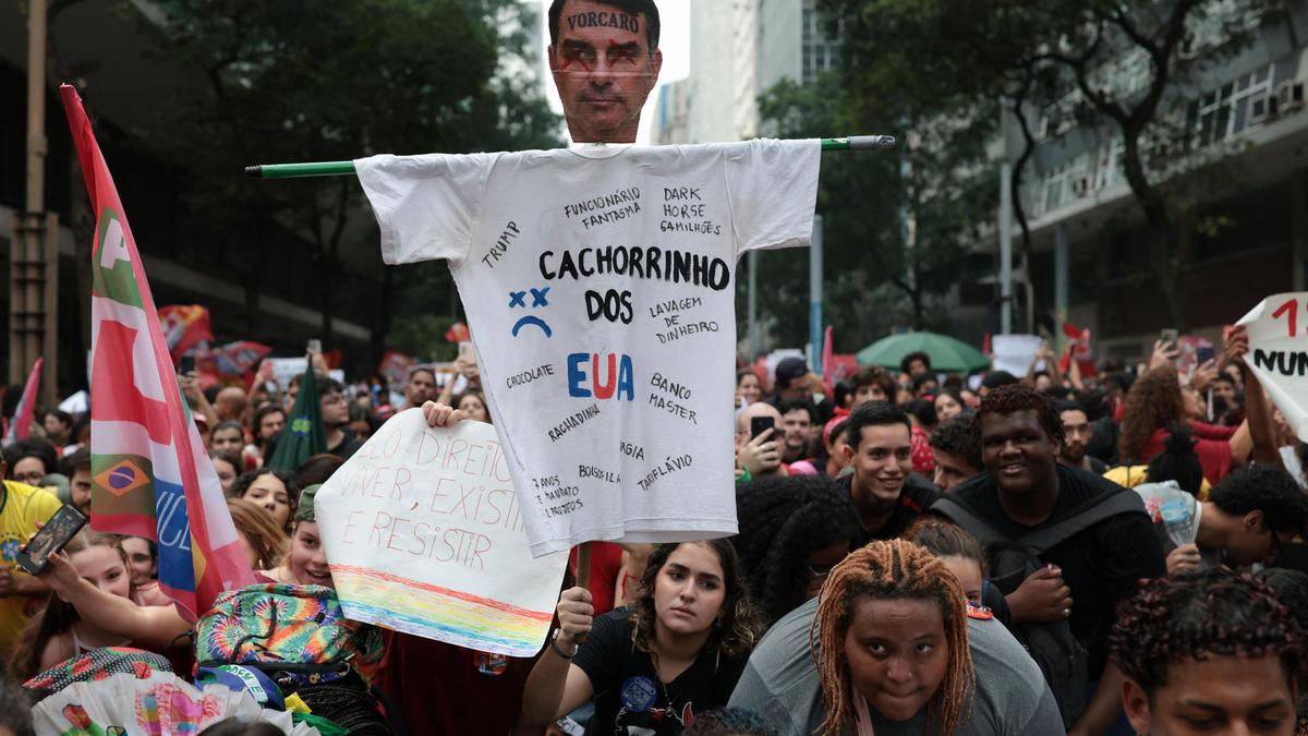 Thousands of Students March in Rio Against the Possibility of Flávio Bolsonaro Becoming President